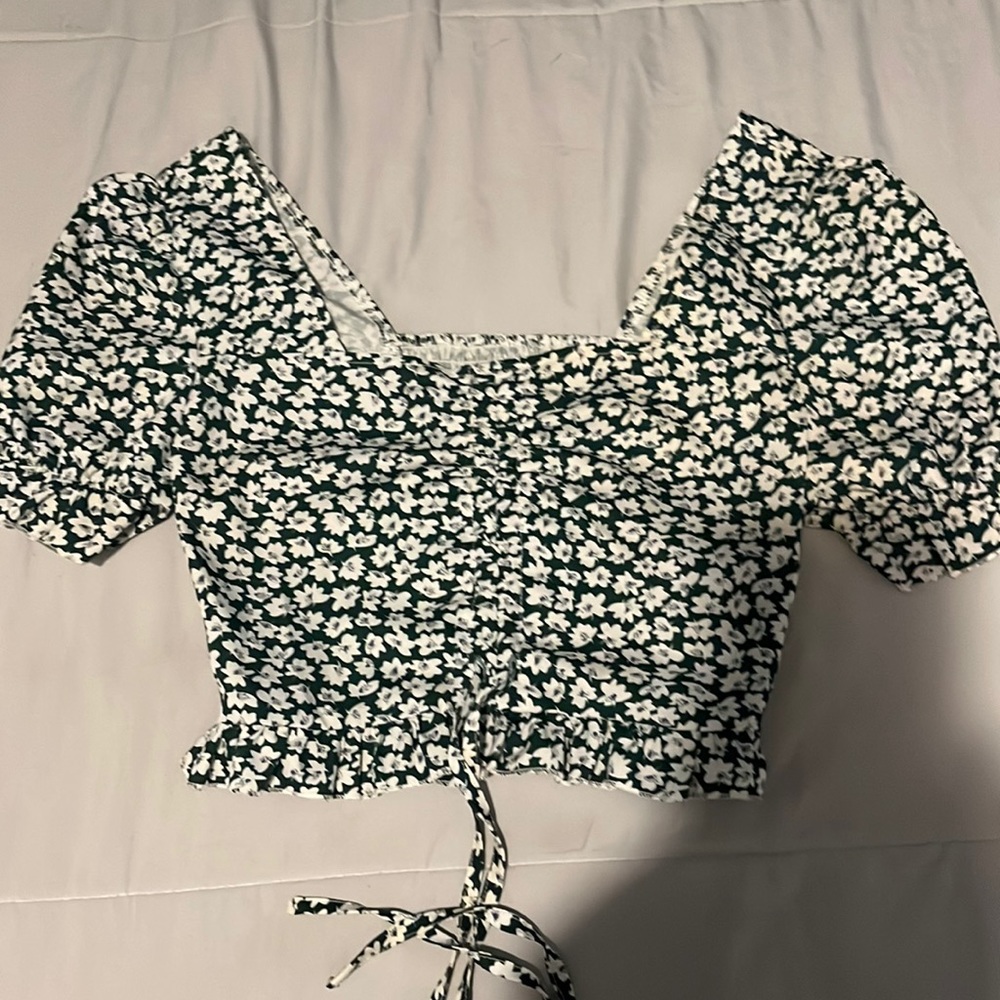 this is a super cute green floral drawstring top! super cute for the summer:)